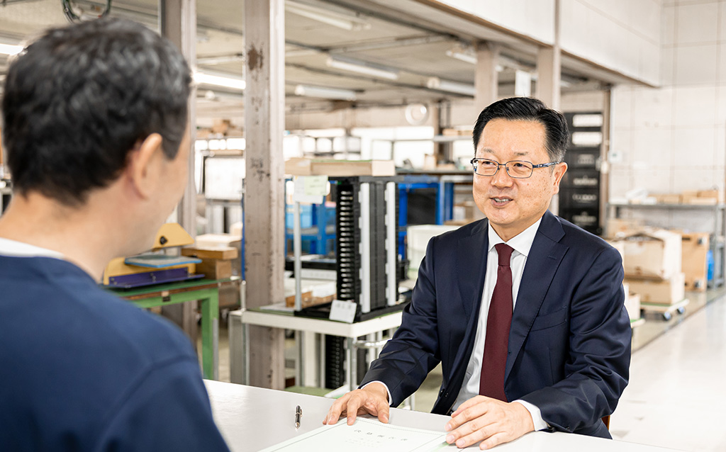 お客様に説明する中嶋税理士