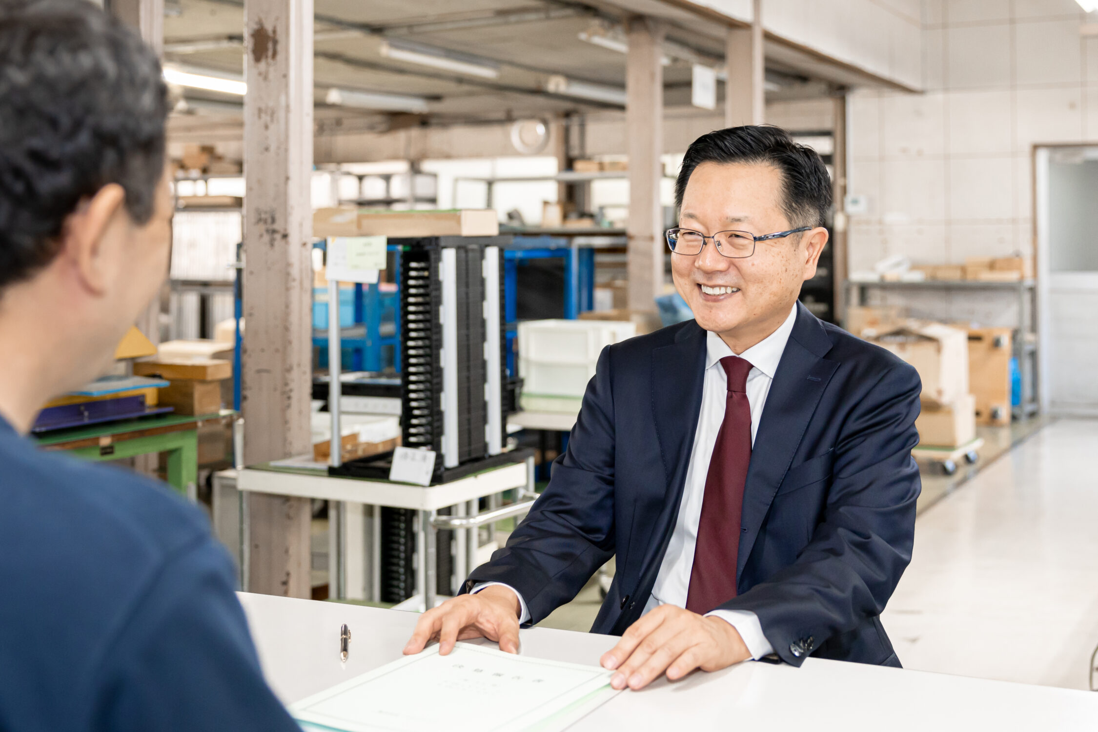 お客様に説明する中嶋税理士