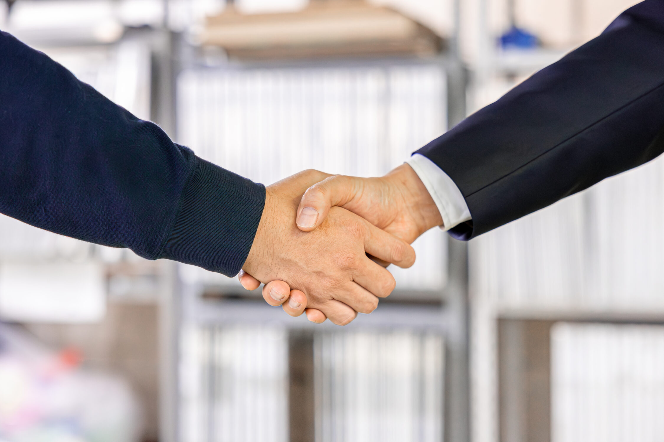 握手している中嶋税理士とお客様