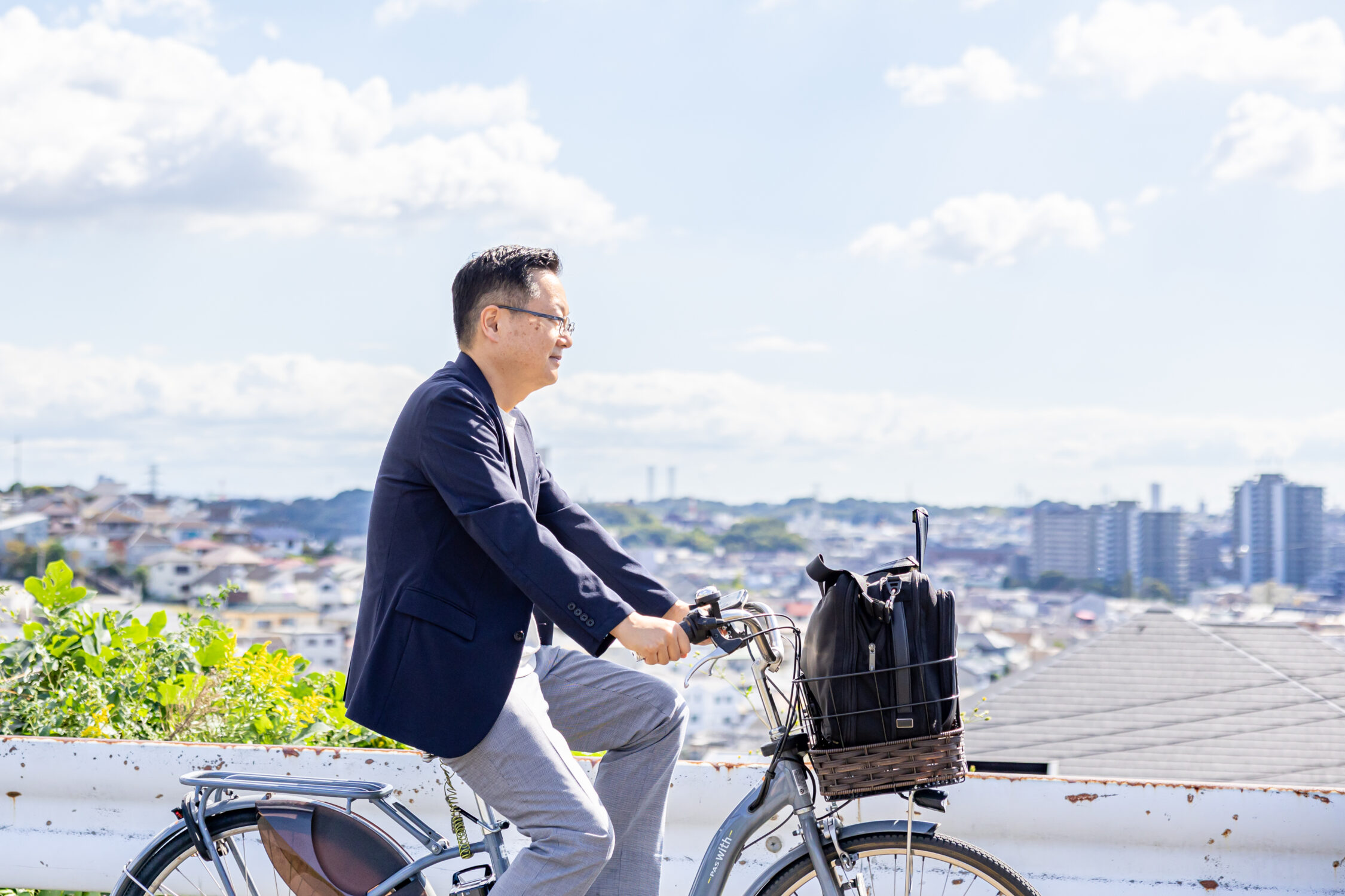 自転車に乗る中嶋税理士