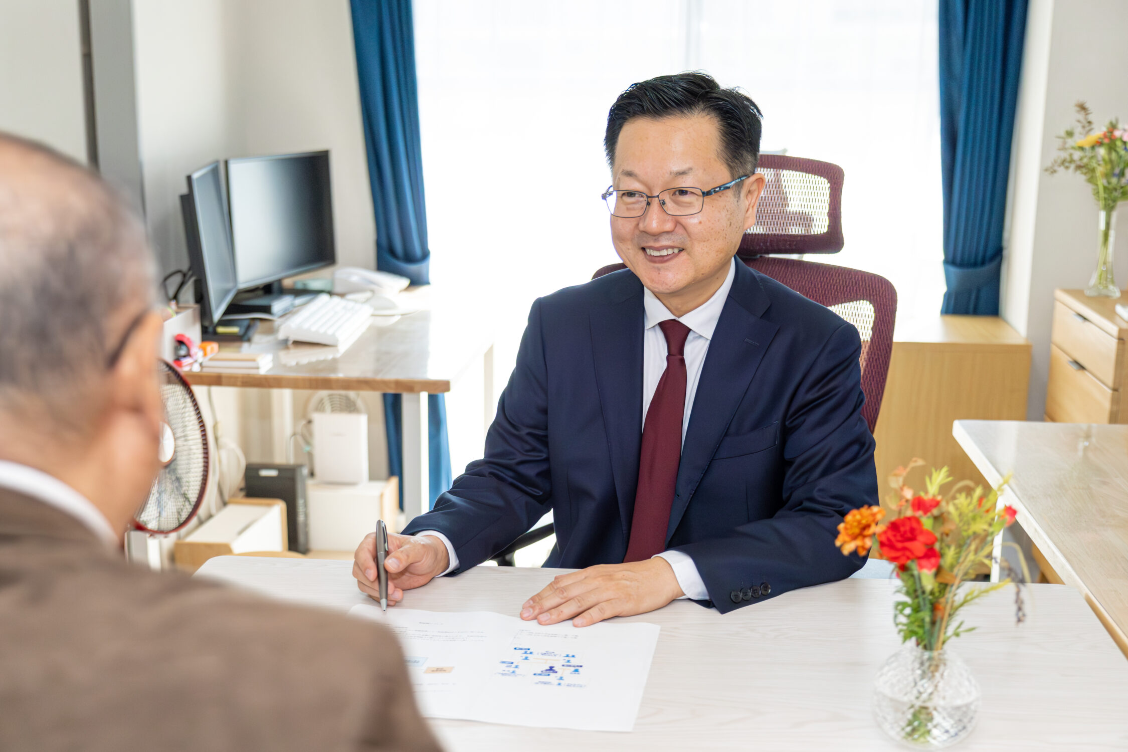 お客様に説明する中嶋税理士