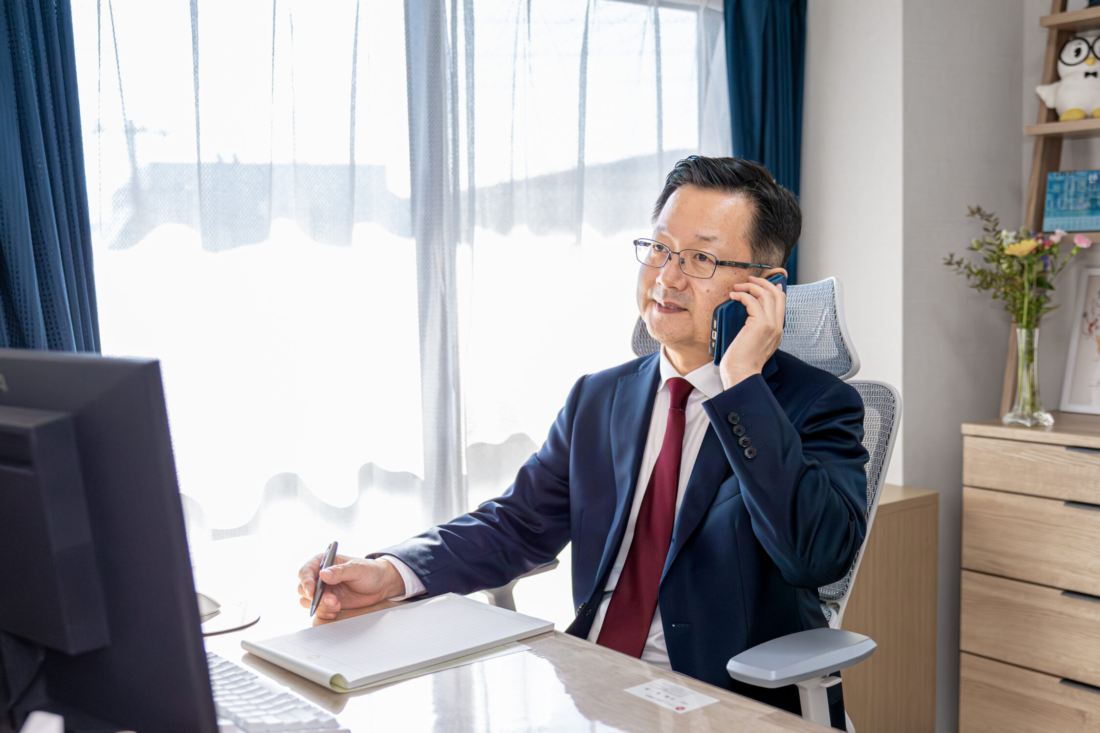 電話で話をしている中嶋税理士