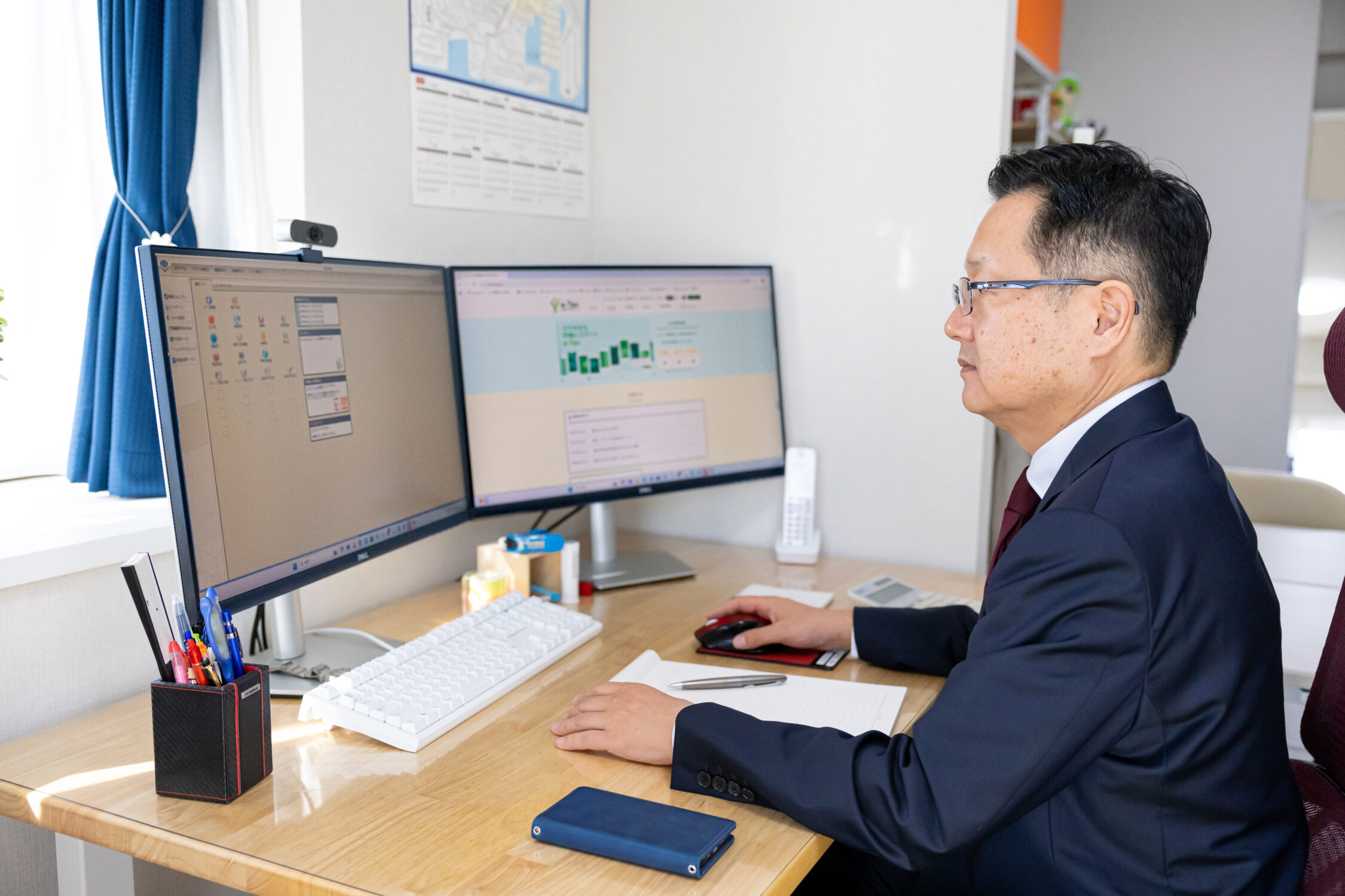 パソコンに向かって業務を行う中嶋税理士