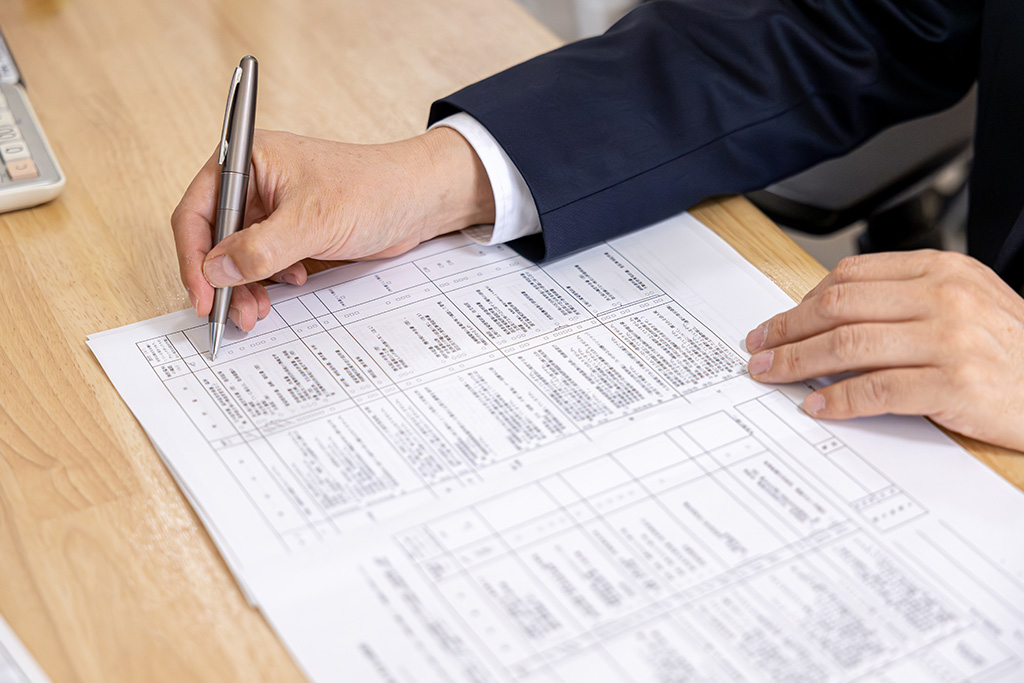 相続の書類に記入する中嶋税理士