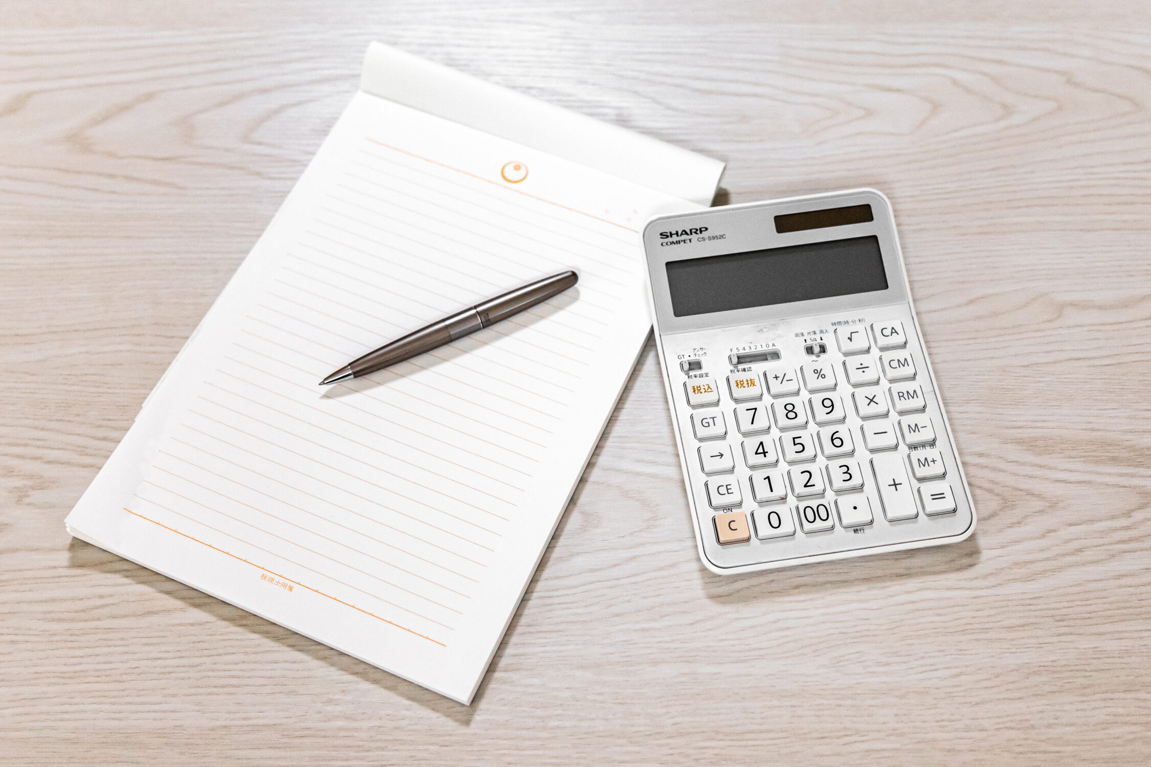 中嶋税理士が使っているメモ、ペン、電卓