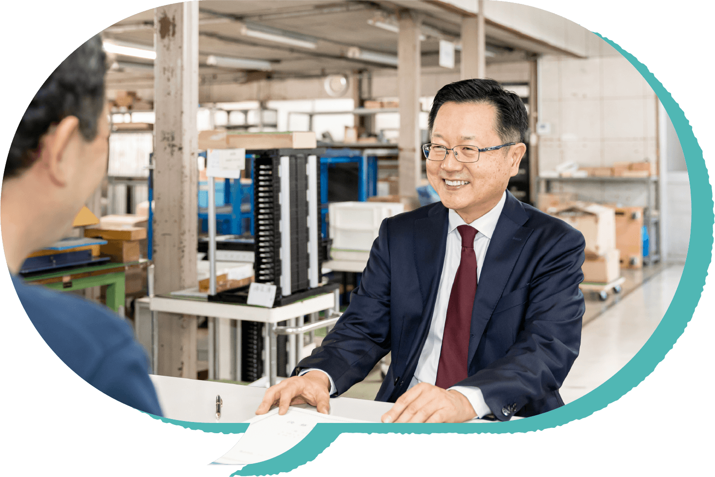 笑顔で打ち合わせする中嶋税理士