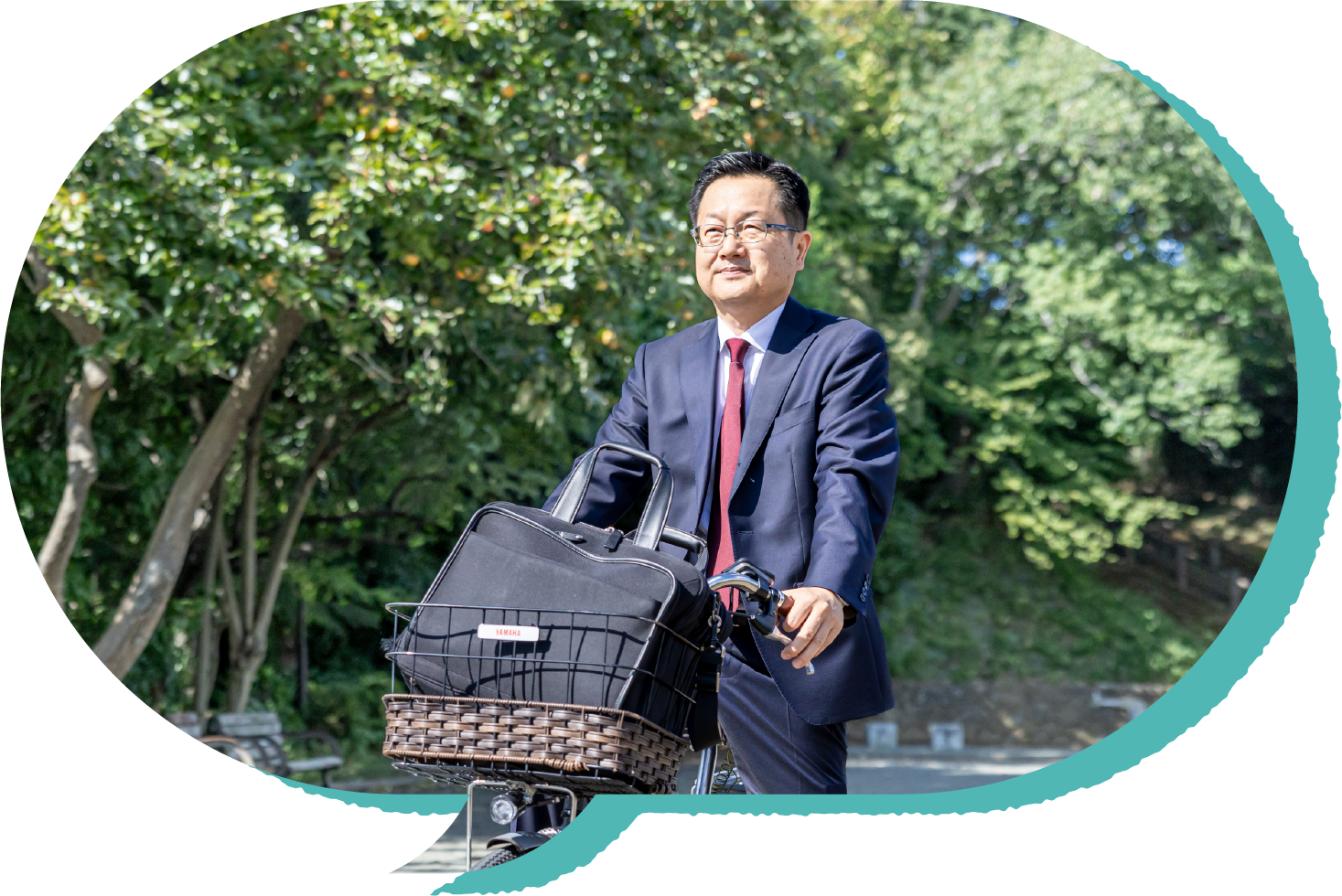 自転車に乗っている中嶋税理士